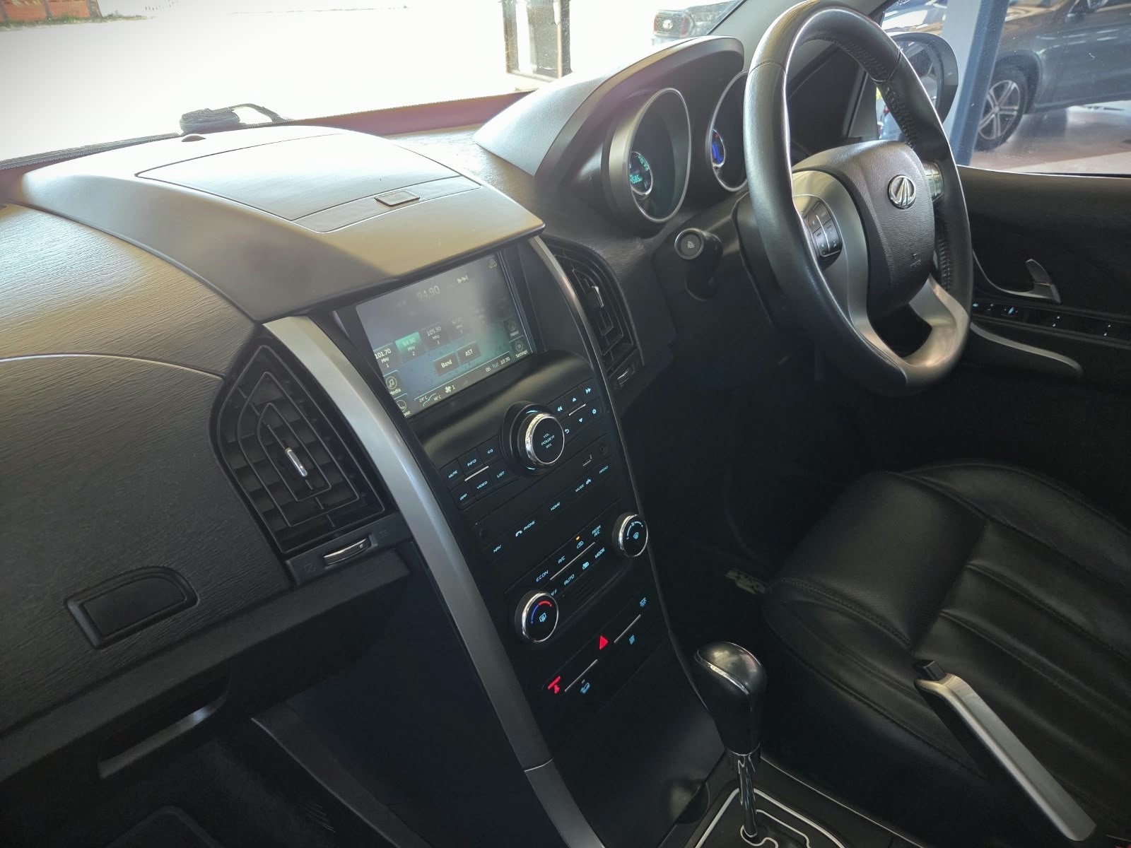 2020 MAHINDRA XUV 500 2.2D MHAWK W8 A/T 7-SEAT