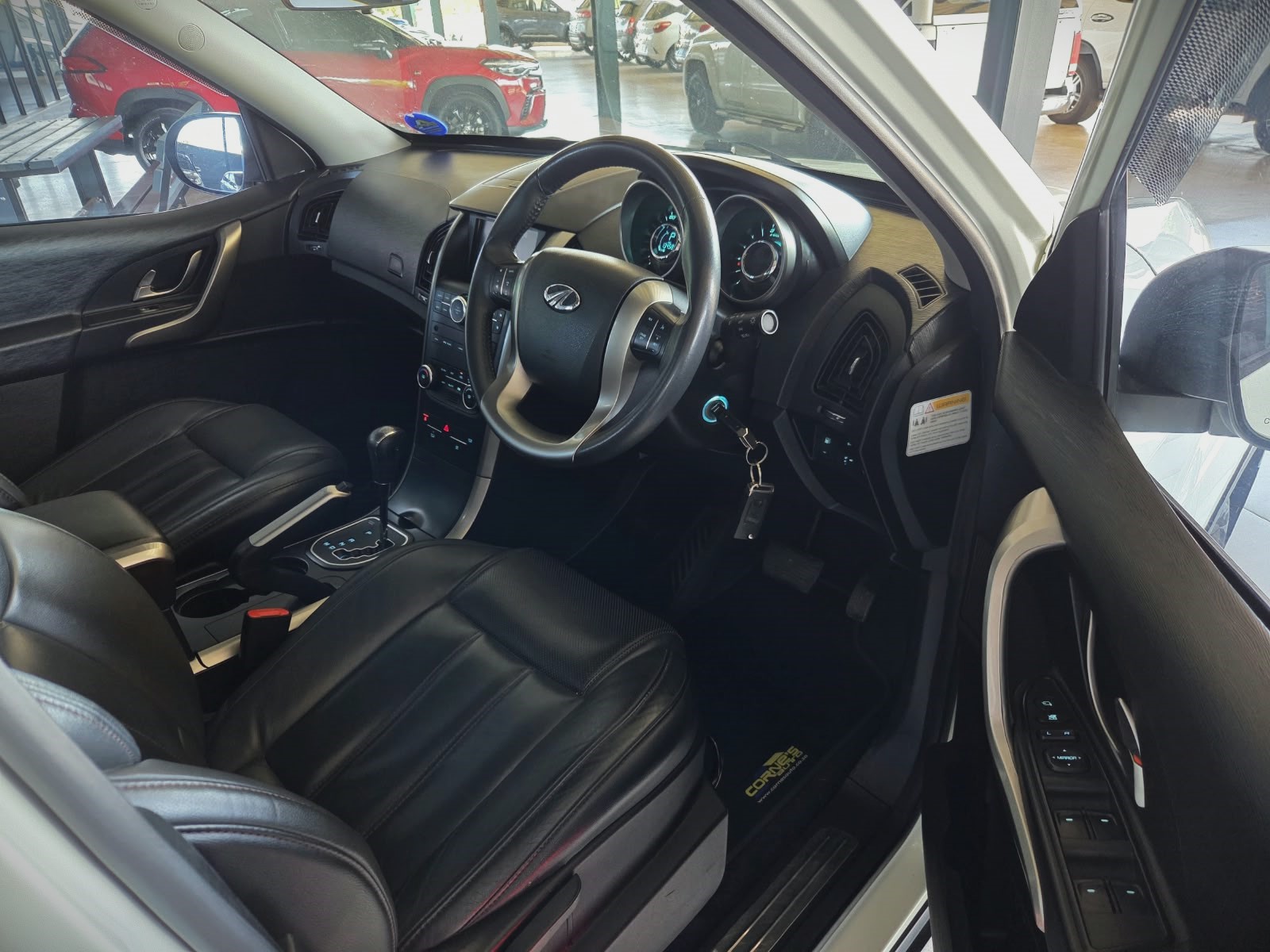 2020 MAHINDRA XUV 500 2.2D MHAWK W8 A/T 7-SEAT
